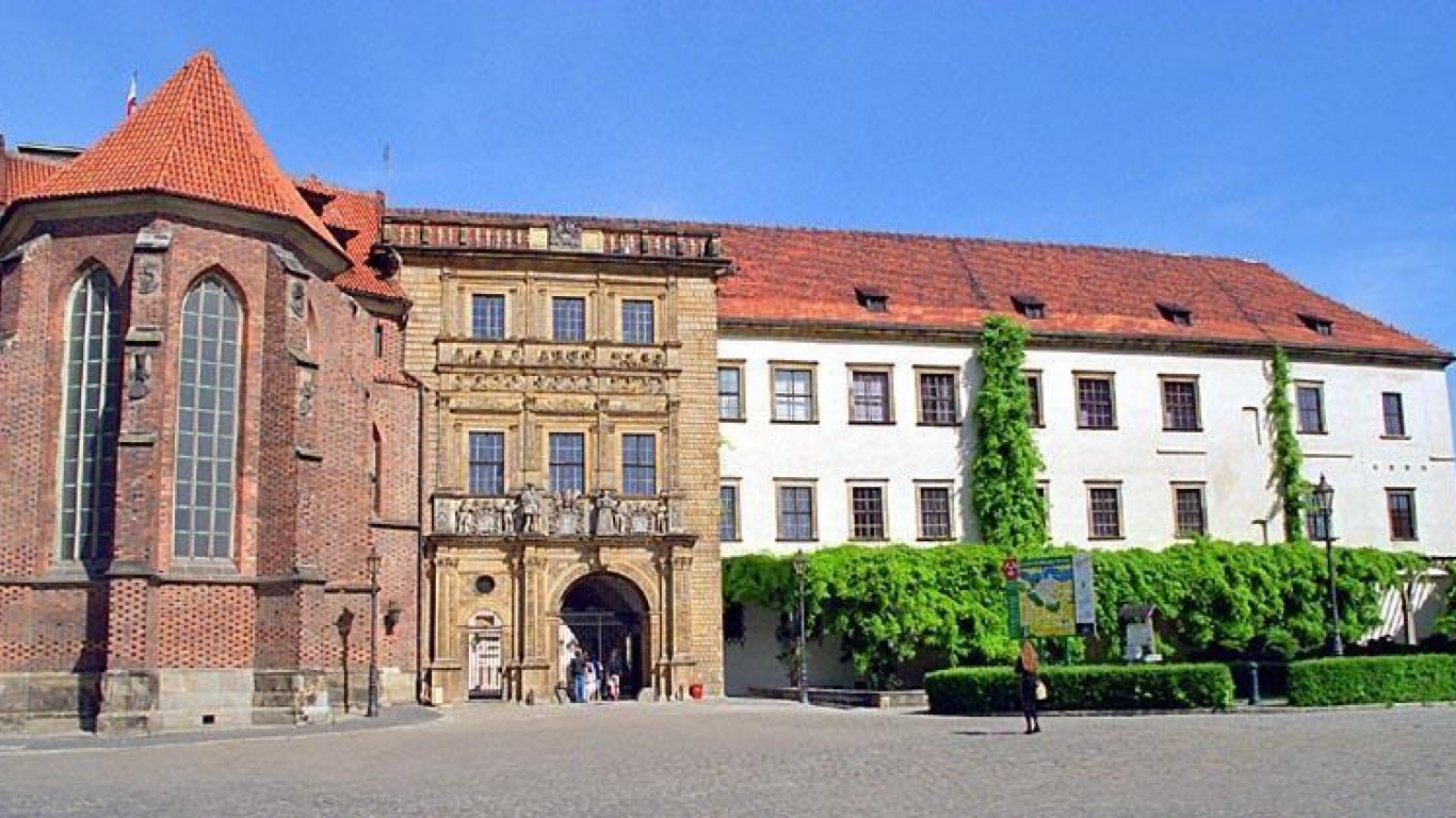 Zamek Piastów Śląskich z kaplicą i renesansową bramą. Poznaj to miejsce