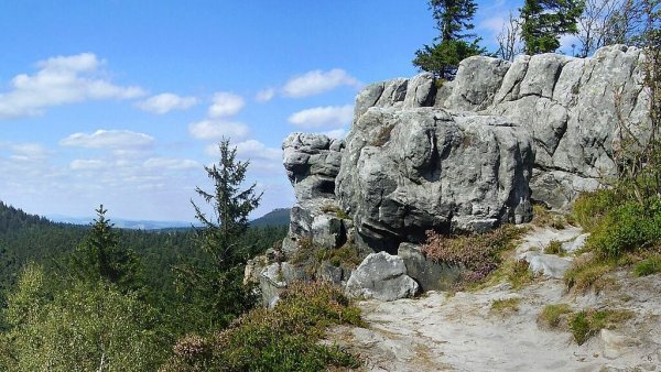 Jak wejść na Narożnik? Łatwy szlak w Górach Stołowych