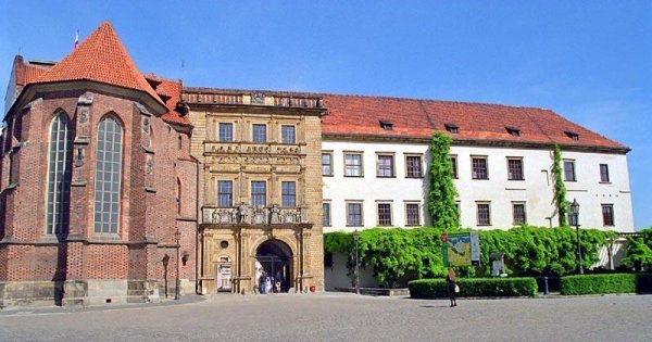 Zamek Piastów Śląskich z kaplicą i renesansową bramą. Poznaj to miejsce 
